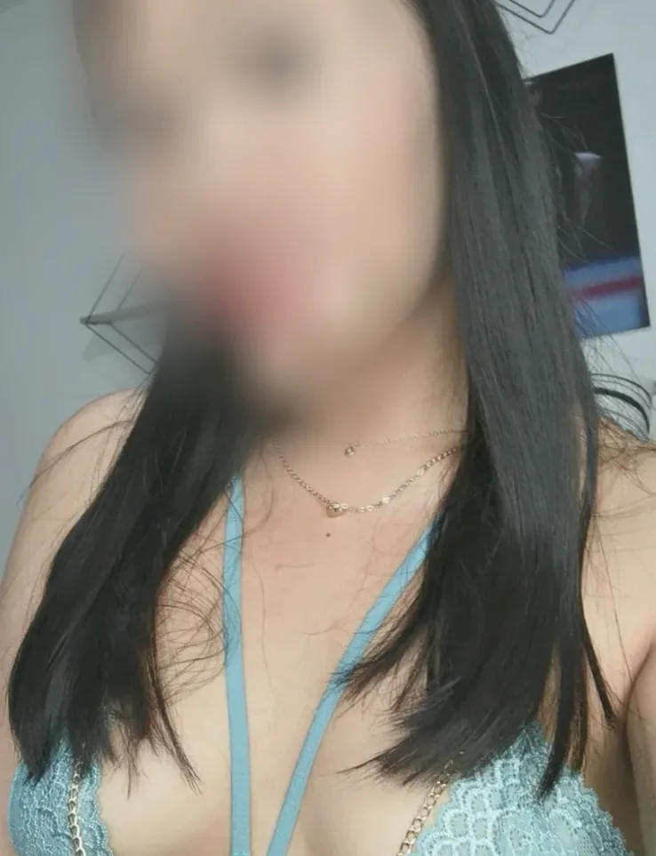 June, 29 años